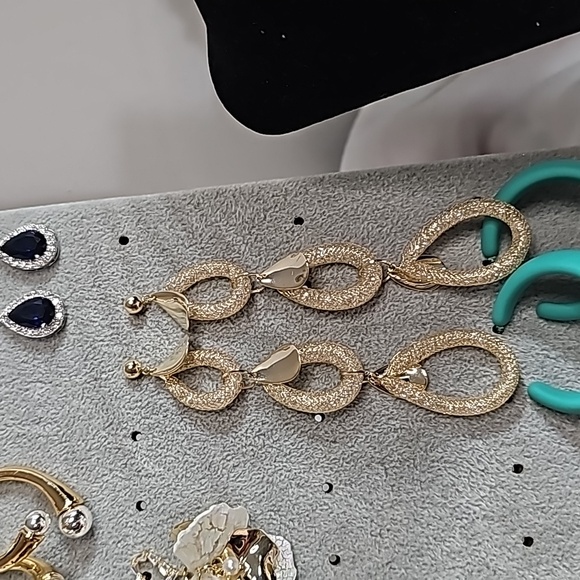 NWT Goldplated dropped earings - Picture 2 of 9